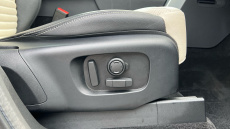 Land Rover Discovery 3.0 D300 R-Dynamic SE 5dr Auto Diesel Station Wagon